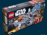 une boîte contenant des sets Lego Star Wars sur fond bleu