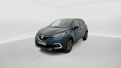 Une voiture bleue est garée dans une pièce blanche.