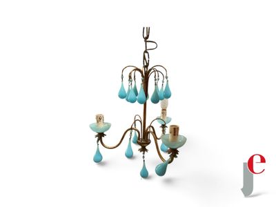 une image représentant un lustre auquel sont suspendues des gouttes de verre bleues
