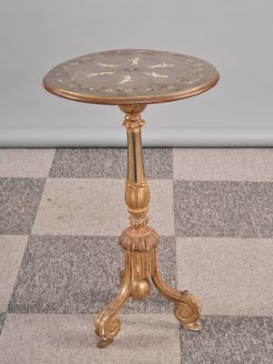 une image représentant une petite table au plateau en marbre posée sur un sol en damier