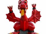 statue d'un dragon rouge perché au sommet d'une dalle de pierre