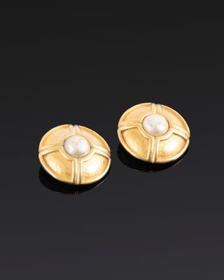 une paire de boucles d'oreilles en or et perles