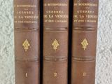trois vieux livres posés sur une table l'un à côté de l'autre
