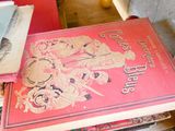 plusieurs livres sont empilés sur une table