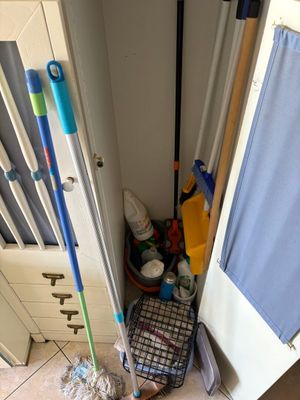 Lot de produits d'entretien comprenant JAVEL, W5, SANITOL, C…