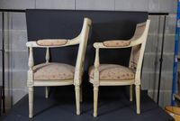 Paire de fauteuils en bois patiné, de style Louis XVI.
