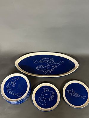 trois assiettes bleues et blanches ornées d'un motif de poisson