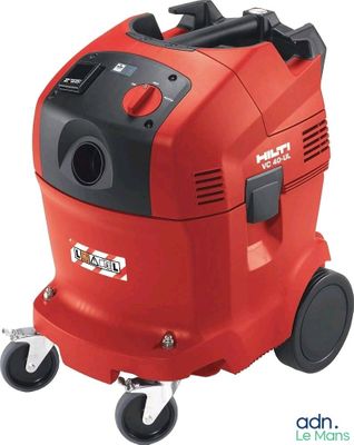 un aspirateur rouge et noir muni de roulettes, sur fond blanc