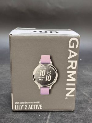 une boîte avec une montre à l'intérieur sur une table