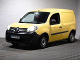 La petite camionnette jaune est garée dans une grande pièce.