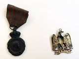 deux médailles sur un fond blanc : l'une est une médaille et l'autre est une médaille ornée d'un aigle