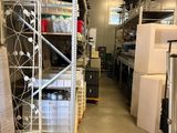 une pièce remplie de boîtes et d'étagères