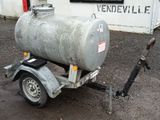 une petite remorque à laquelle est fixée une bonbonne de propane