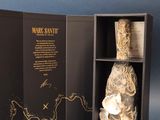 une image représentant une bouteille de vin dans un carton, sur fond bleu
