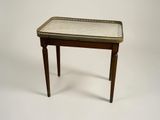 une image d'une petite table avec un plateau en marbre