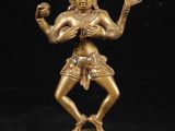 une statue en bronze représentant une femme tenant une pomme