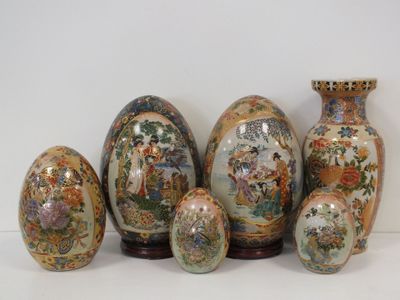 cinq vases aux motifs variés, disposés les uns à côté des autres