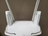 a picture of a white wifi router with two antennas
