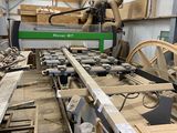 une grande machine installée à l'intérieur d'un bâtiment