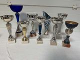 de nombreux trophées posés sur une table