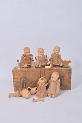 figurines représentant un groupe d'enfants assis sur une caisse en bois