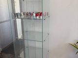 une vitrine en verre dans le coin d'une pièce