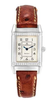 gros plan d'une montre sur fond blanc avec un bracelet marron