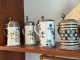 de nombreux modèles différents de tasses à café sur une étagère