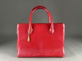 un sac à main rouge sur fond gris