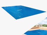 deux photos d'une piscine et d'une chaise longue
