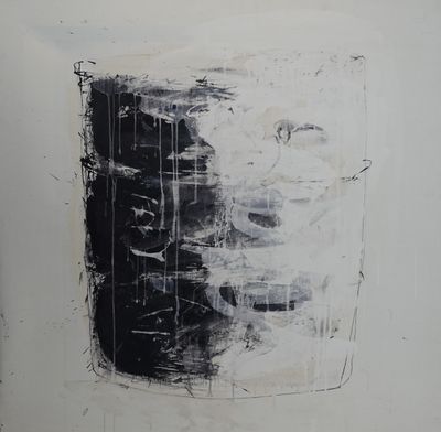 l'image d'une peinture en noir et blanc sur un mur blanc