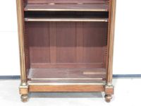 Bibliothèque vitrée en bois et placage d'acajou, ouvrant par… (photo 4)