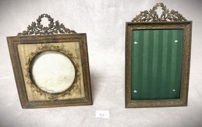 deux cadres anciens avec un fond vert et une moulure dorée
