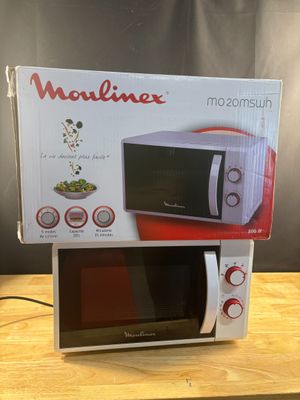 le carton d'un micro-ondes est ouvert sur la table