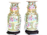 deux vases posés sur un socle