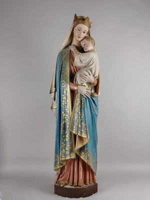 une statue de femme tenant un bébé dans ses bras