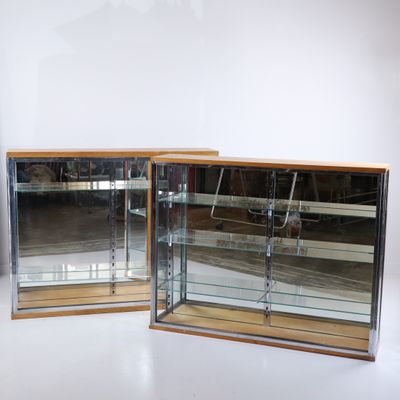 paire de vitrines en verre avec des étagères en bois et en verre