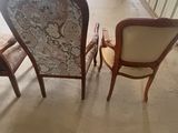 deux chaises assises dans une pièce