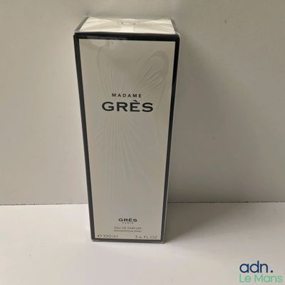 gros plan d'une boîte de parfum sur une table