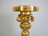 une table dorée sur laquelle est posé un vase