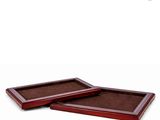 une paire de plateaux en bois sur fond blanc