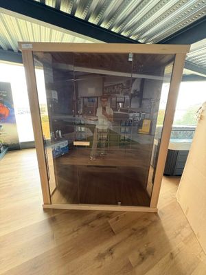 une vitrine en verre au milieu d'un parquet