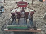 une photo d'un tracteur garé sur un terrain en terre battue