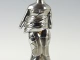 statue en argent représentant une femme enveloppée dans du film alimentaire