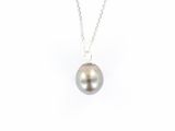 un gros plan d'un collier composé d'une perle montée sur une chaîne