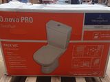 une caisse contenant des toilettes, posée sur une palette