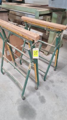 Dans un atelier, plusieurs morceaux de bois sont empilés les uns sur les autres.