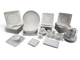 beaucoup d'assiettes et de tasses blanches sur la table