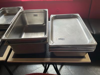 plusieurs plateaux de nourriture posés sur une table devant une fenêtre