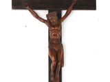 crucifix en bois avec jésus sur la croix sur fond blanc